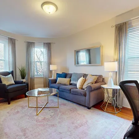 Sunny,Spacious, Sleeps 4, Steps To Mbta,Hospitals